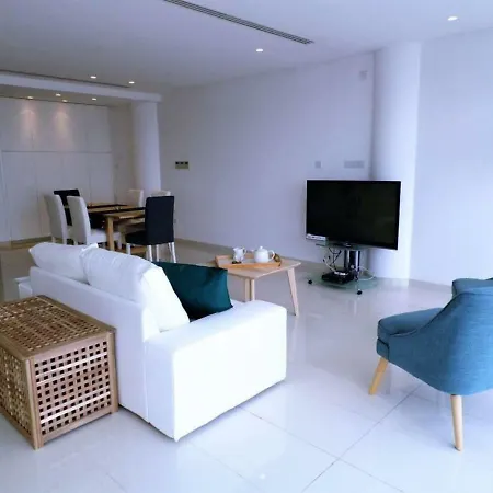 Apartment 3b Seaview Duplex Penthouse W Hot Tub Finikoudes Beach Larnaca