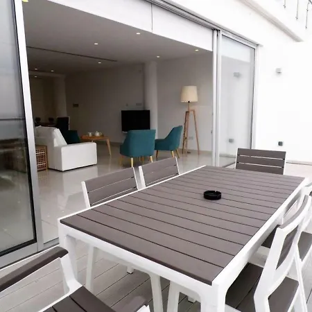 3b Seaview Duplex Penthouse W Hot Tub Finikoudes Beach Apartment *